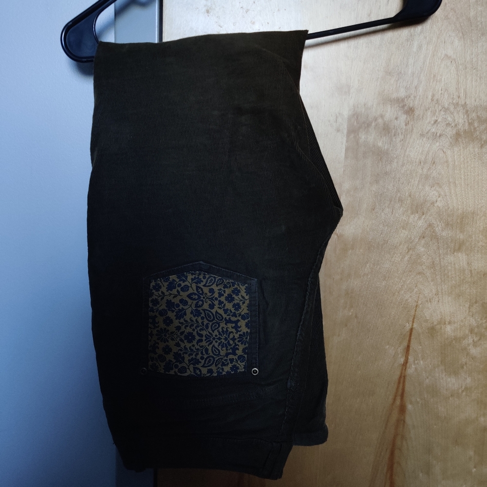 Chorduroy pants with a stitched pocket